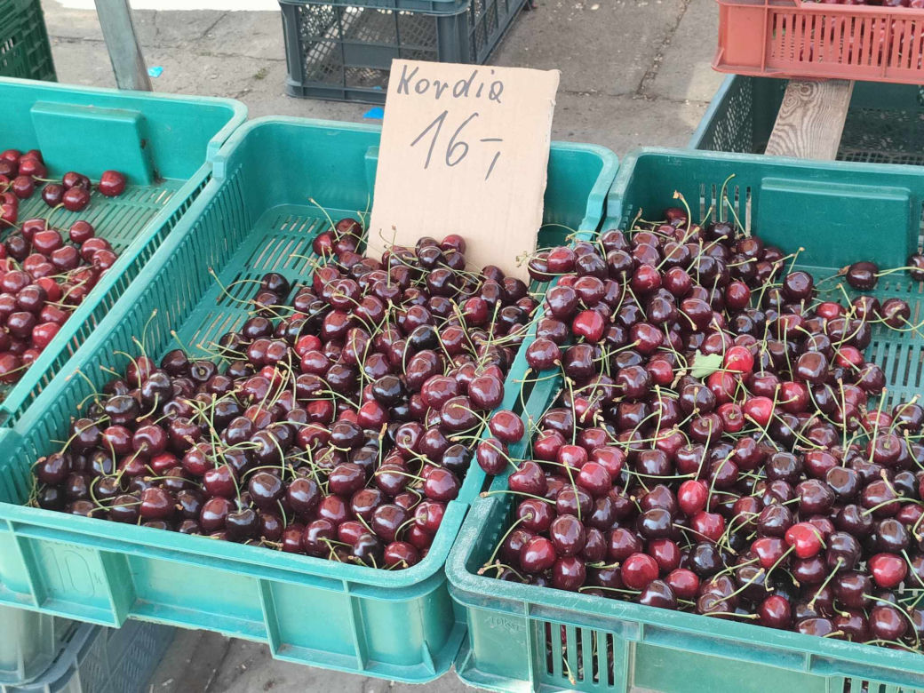 Cena czereśni i truskawek na łódzkich targowiskach. Zobacz, ile kosztują owoce w Łodzi