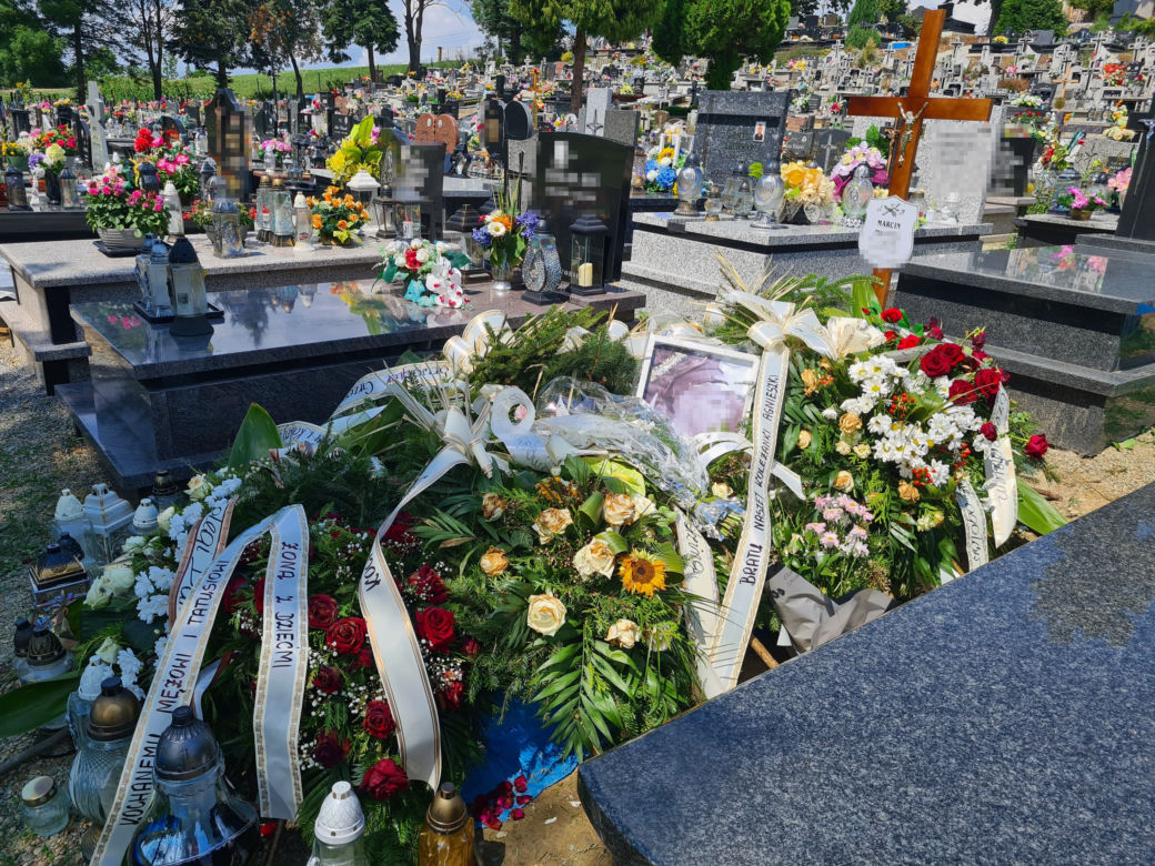 Druh OSP w Gogołowie zginął tragicznie. Morze kwiatów na grobie [GALERIA]
