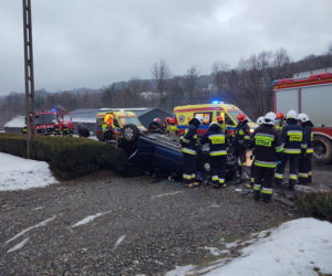 Chomranice. Ford fiesta dachował na wjeździe do posesji