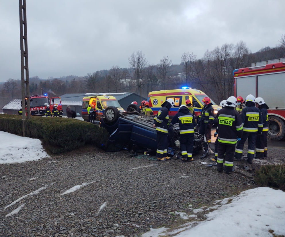 Chomranice. Ford fiesta dachował na wjeździe do posesji