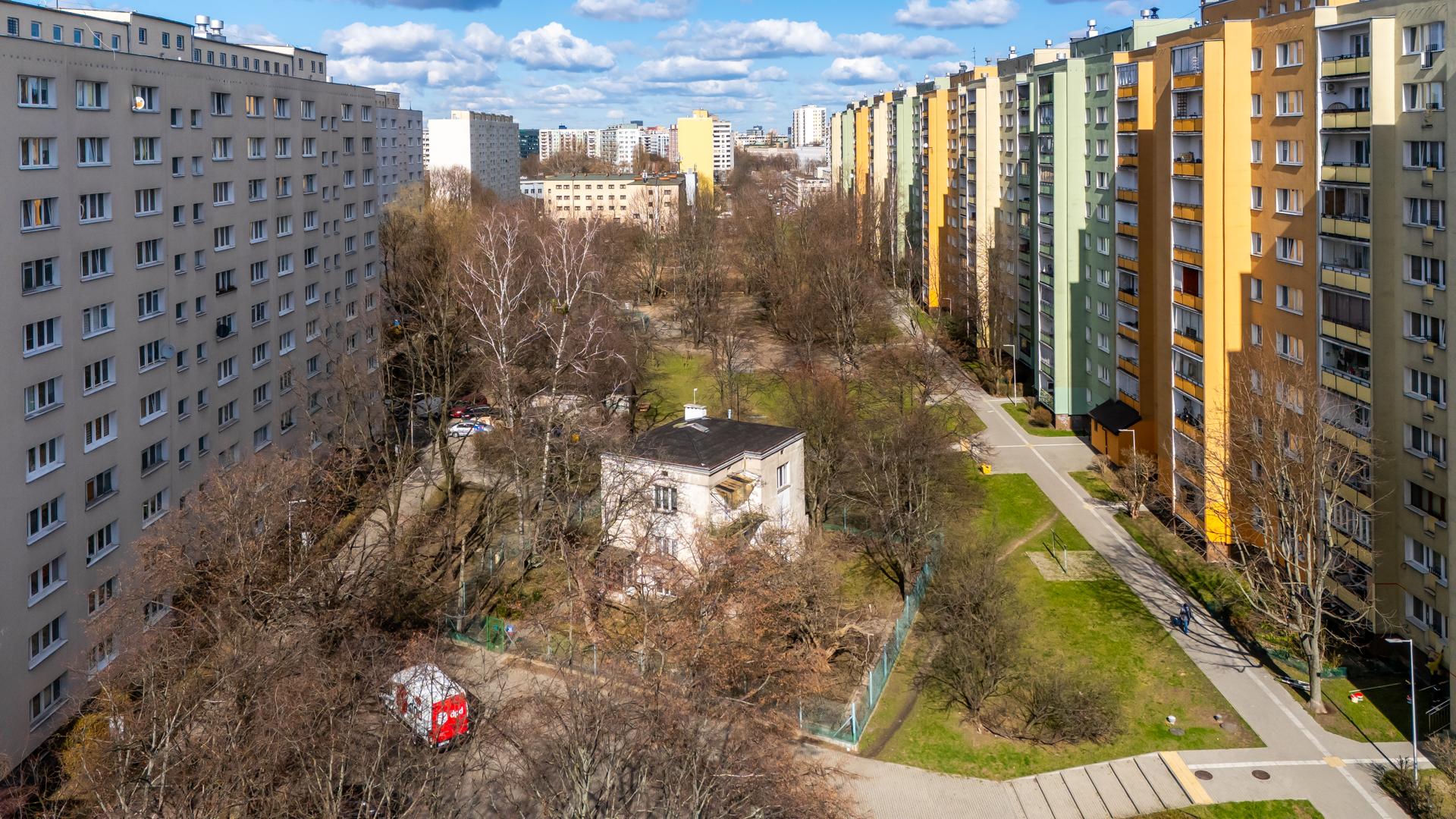 Dom jednorodzinny między blokami przy alei Lotników 26 w Warszawie
