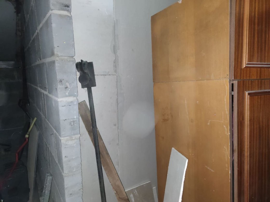 29-latek ukrywał się w ścianie przed policją