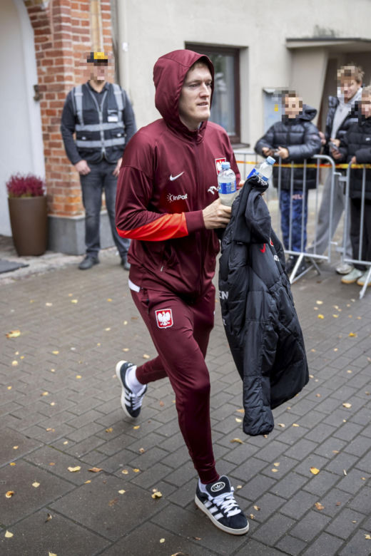 Reprezentacja zmokła na spacerze. Lewandowski się krył przed deszczem