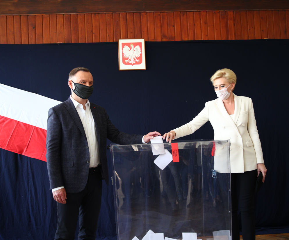 Wybory 2020 Andrzej Duda wraz z elegancką małżonką w komisji wyborczej oddali głosy