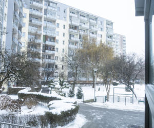 Śmieci, smród i strach na Gocławiu. Sąsiad zbieracz terroryzuje mieszkańców. On potrzebuje pomocy