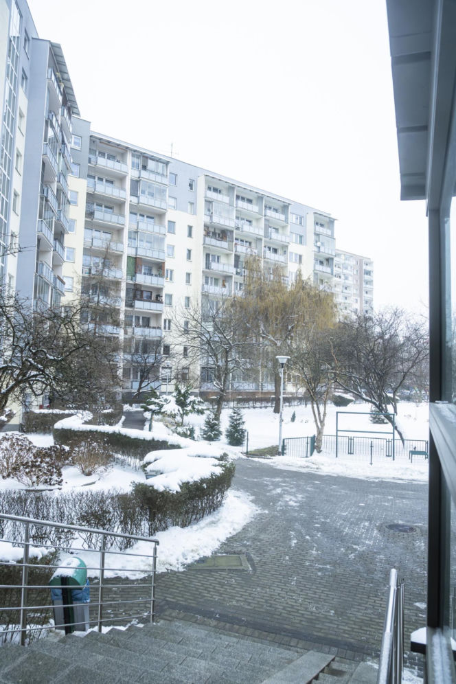 Śmieci, smród i strach na Gocławiu. Sąsiad zbieracz terroryzuje mieszkańców. "On potrzebuje pomocy"