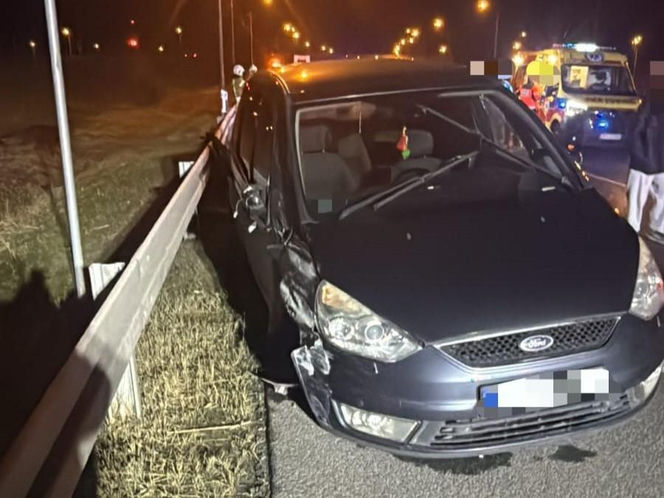 Kierowca uderzył w bariery na S5 koło Kościana. Był reanimowany