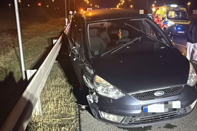 Kierowca uderzył w bariery na S5 koło Kościana. Był reanimowany