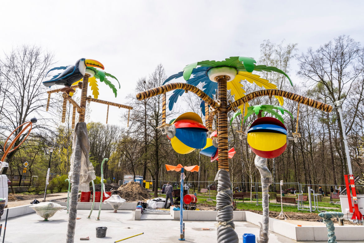 Pierwszy wodny plac zabaw w Zabrzu coraz bliżej. Montowane są już urządzenia 