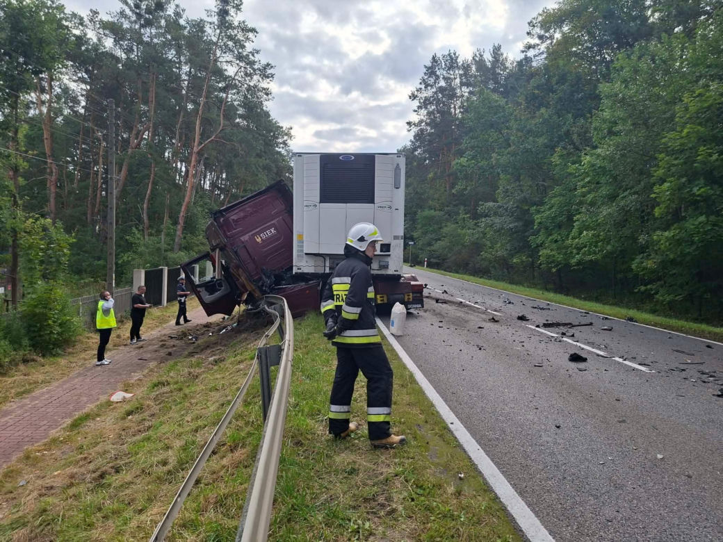 Śmiertelny wypadek w Stykowie na DK 42. Na miejscu zginął 23 letni mężczyzna