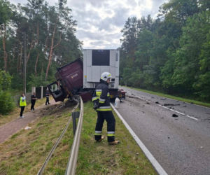 Śmiertelny wypadek w Stykowie na DK 42. Na miejscu zginął 23 letni mężczyzna