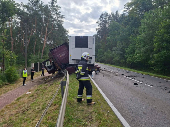 Śmiertelny wypadek w Stykowie na DK 42. Na miejscu zginął 23 letni mężczyzna