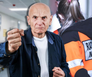 Powiedziała, żeby nie palił w szpitalu, 53-latek wpadł w szał. Uderzył ratowniczkę butelką w twarz!