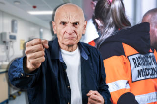 Powiedziała, żeby nie palił w szpitalu, 53-latek wpadł w szał. Uderzył ratowniczkę butelką w twarz!