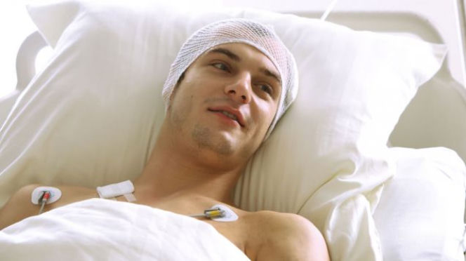 Barwy szczęścia. pacjent Paweł Piasecki (Mateusz Rzeźniczak)