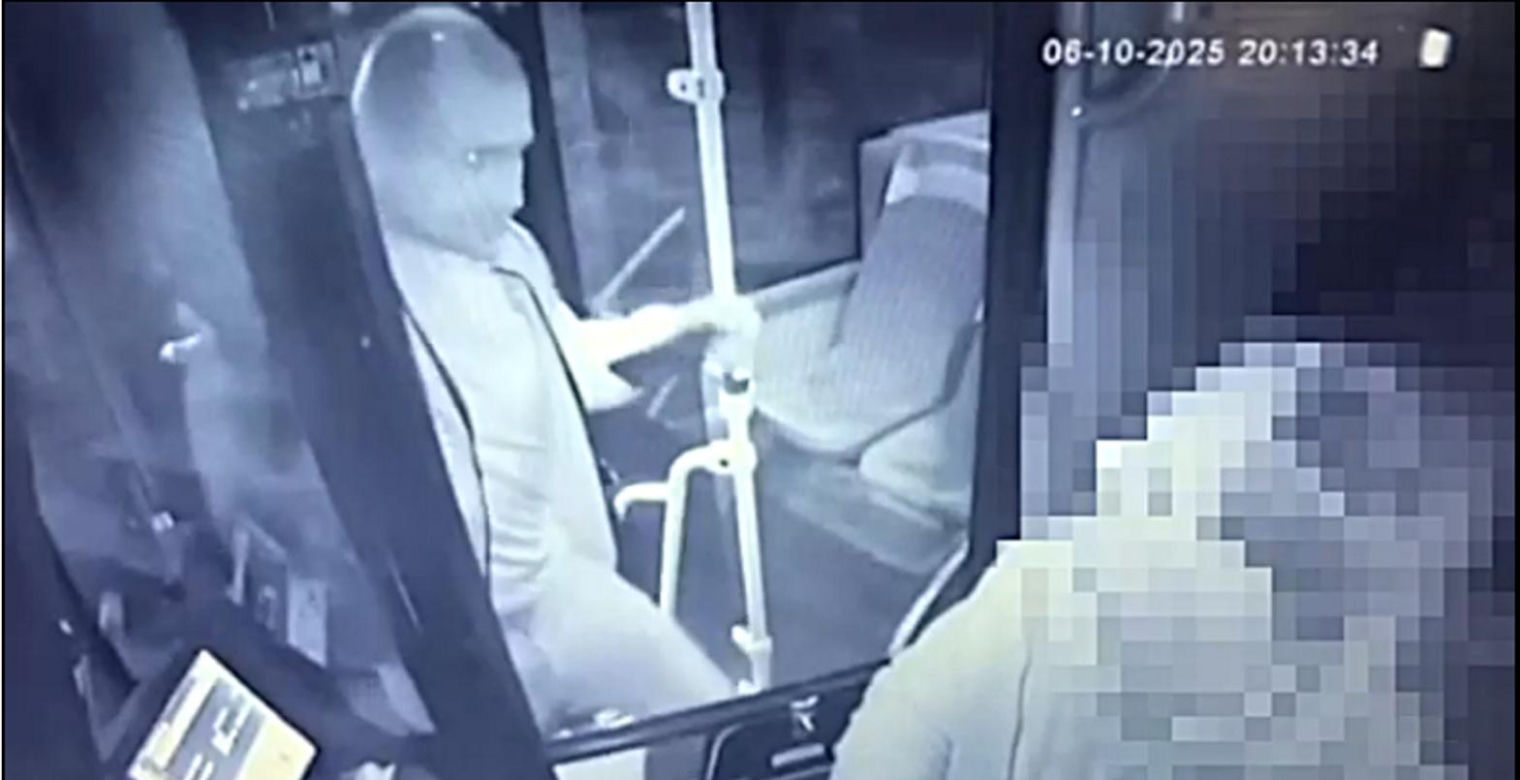 Furiat zaatakował kierowcę autobusu. Wszystko się nagrało, teraz szuka go policja