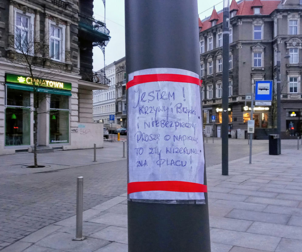 Przechylony słup na placu Zamenhofa