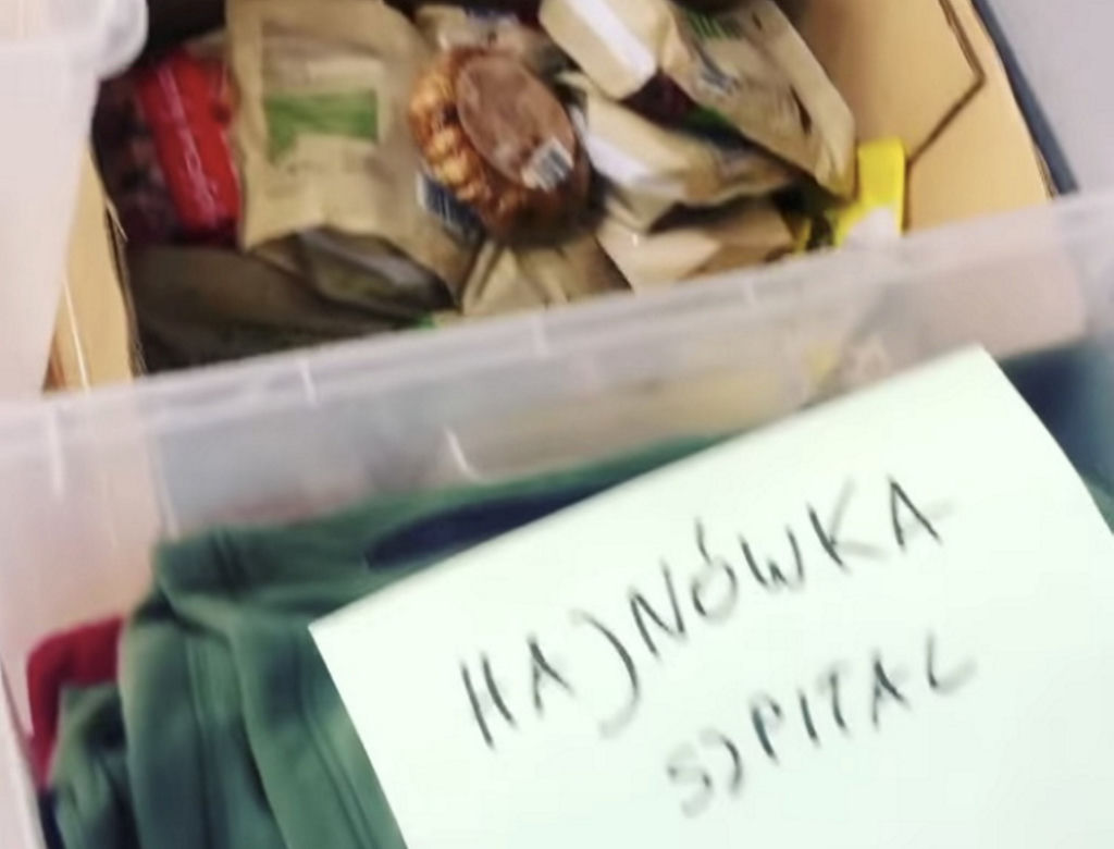 Maja Ostaszewska wiezie dary uchodźcom