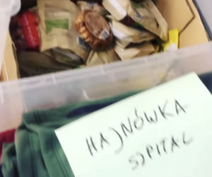 Maja Ostaszewska wiezie dary uchodźcom