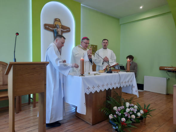 Bp Krzysztof Zadarko w kaplicy darłowskiego hospicjum podczas obchodów Dnia Chorego, 10.02.2025