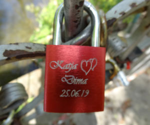 Zobaczcie kłódki miłości na mostku w Lubniewicach. 