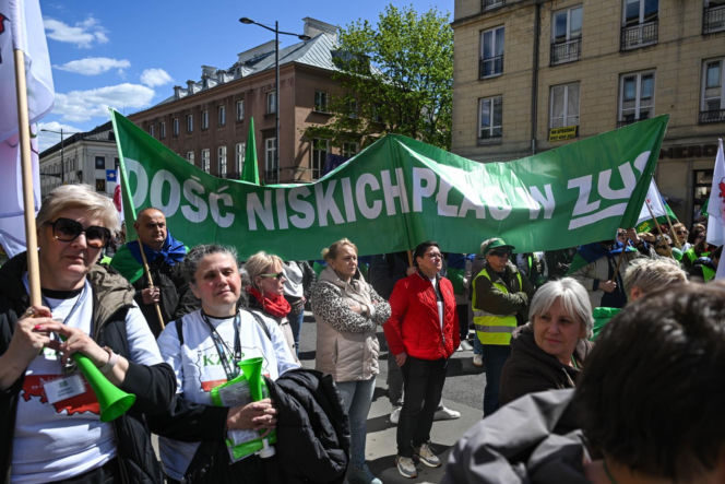Protest pracowników ZUS w Warszawie przed Ministerstwem Finansów