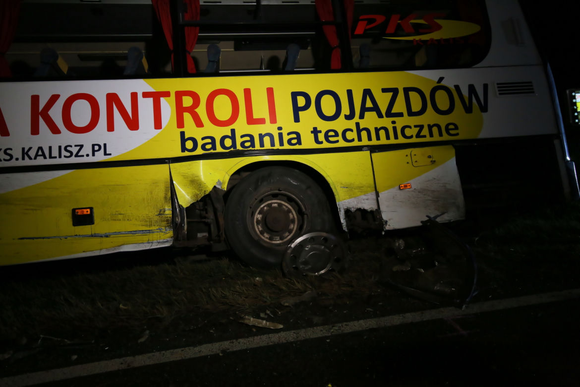 Brudzewek: Zderzenie autokaru z busem! Kierowca zakleszczony w aucie [ZDJĘCIA] 