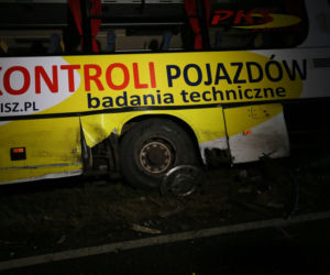 Brudzewek: Zderzenie autokaru z busem! Kierowca zakleszczony w aucie [ZDJĘCIA] 