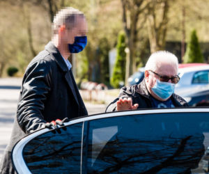 Lech Wałęsa przyszedł do kościoła w maseczce
