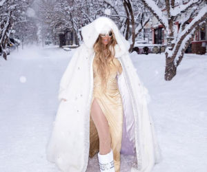 Gorąca Mariah Carey roztapia serca i...śnieg. Cała w złocie świętuje wielki sukces!
