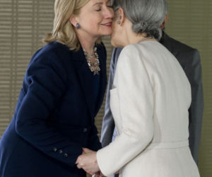 Hillary Clinton całowała cesarzową Japonii