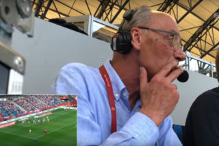 Dariusz Szpakowki palił papierosa podczas meczu, gdy Islandia strzelała nam gola. Zakulisowe wideo hitem sieci [WIDEO]