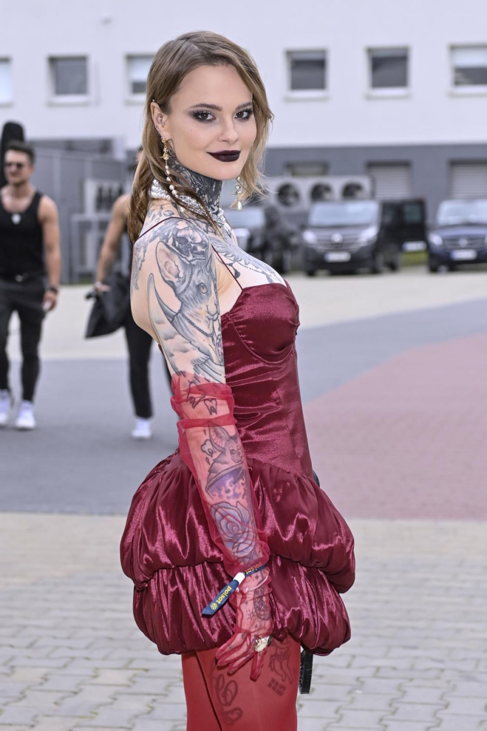 Mocne oko, ciemne usta i odważna sukienka. Monika Miller nie zna granic!