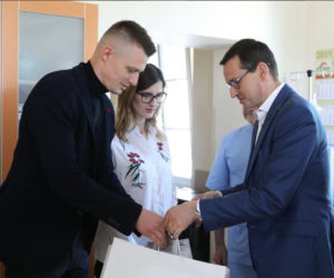 Premier Morawiecki u sześcioraczków z Krakowa