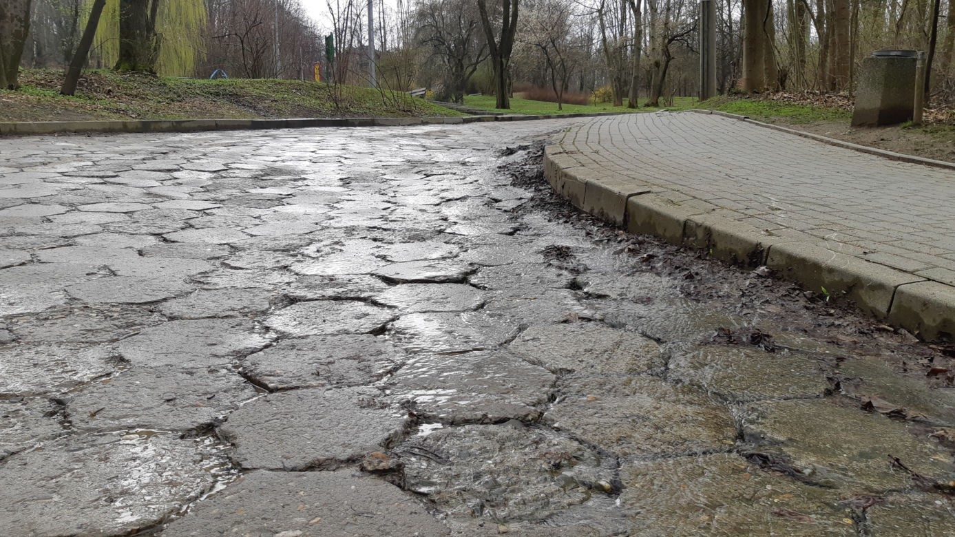 Wyciek wody pod górą św. Marcina
