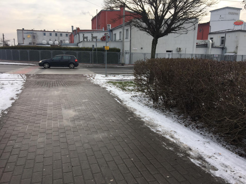 Niebezpieczne przejście dla pieszych u zbiegu Al. 23 stycznia i ulicy Focha