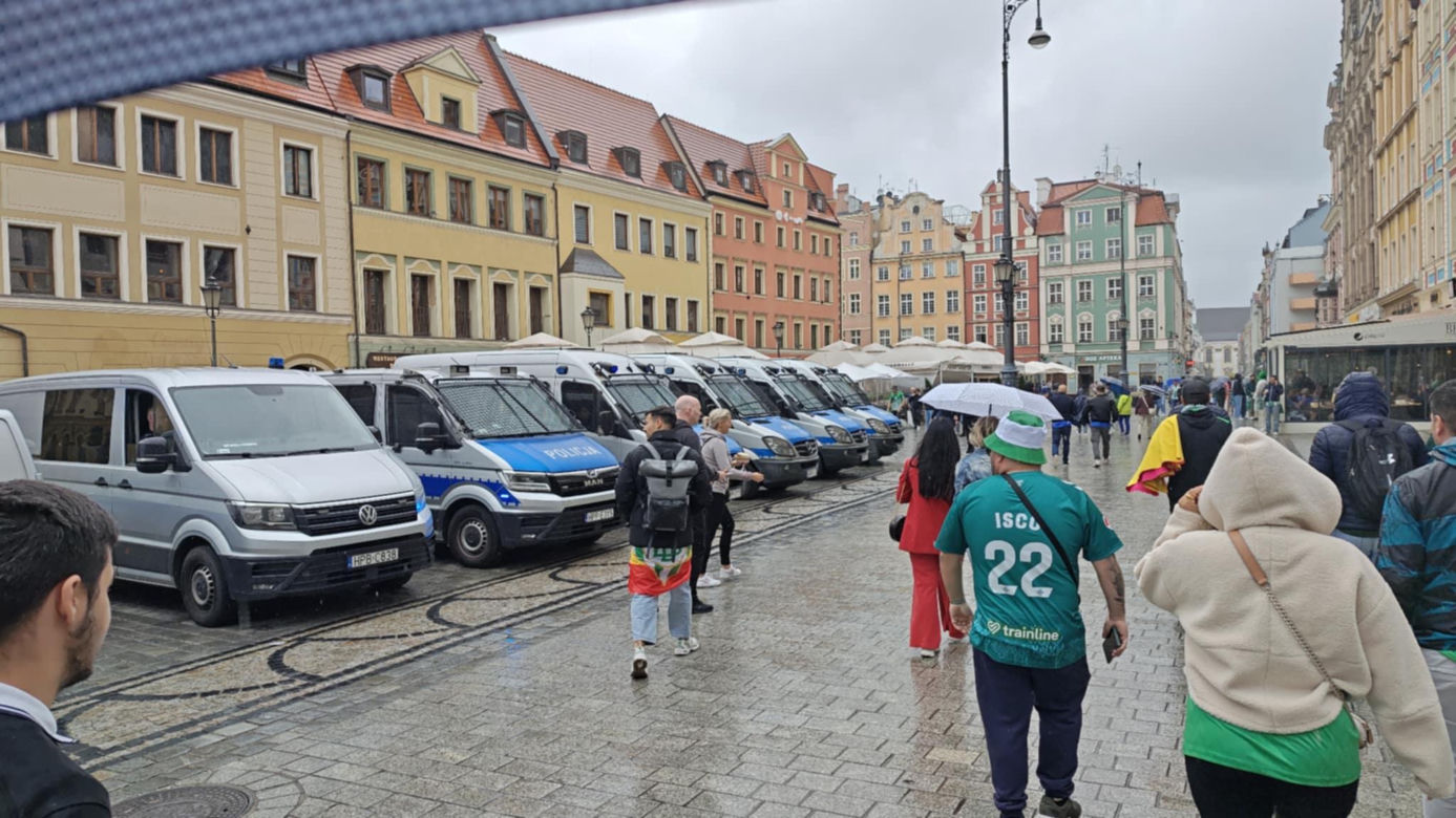 Gorąco przed finałem Ligii Konferencji we Wrocławiu. Tysiące kibiców na Rynku 