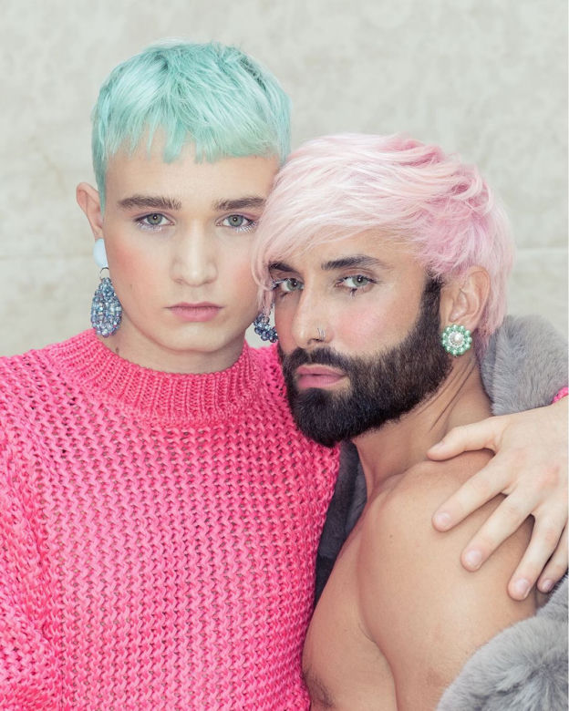 Conchita Wurst założyła tak krótką sukienkę, że powypadały jej ZWISAJĄCE JĄDRA