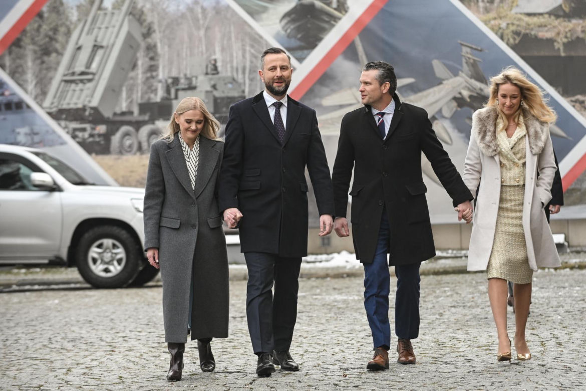 Wicepremier, minister obrony narodowej Władysław Kosiniak-Kamysz oraz sekretarz obrony USA Pete Hegseth na spotkaniu w siedzibie MON w Warszawie