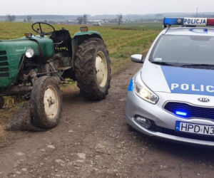 Ciągnik okazał się zbyt narowisty i... uciekł rolnikowi. Mężczyzna był pijany