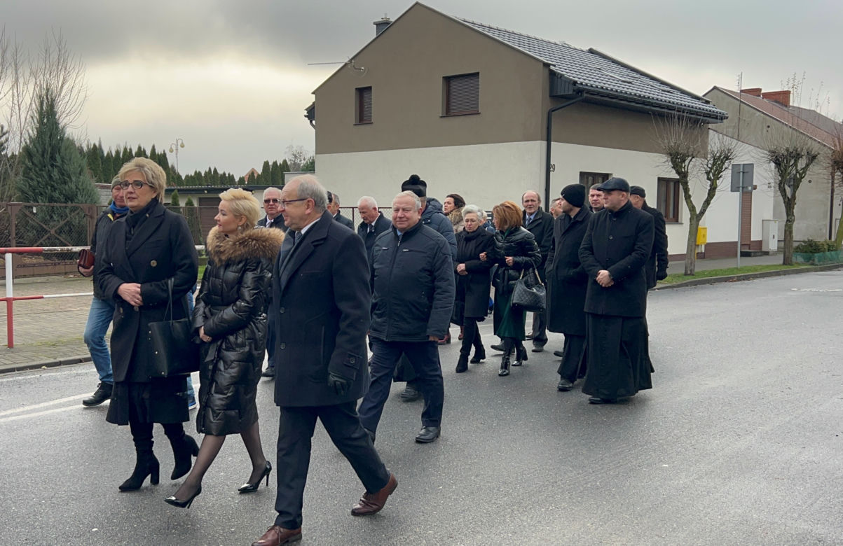 Uczniowie pierwszych klas w Kleczewie ślubowali na nowy sztandar