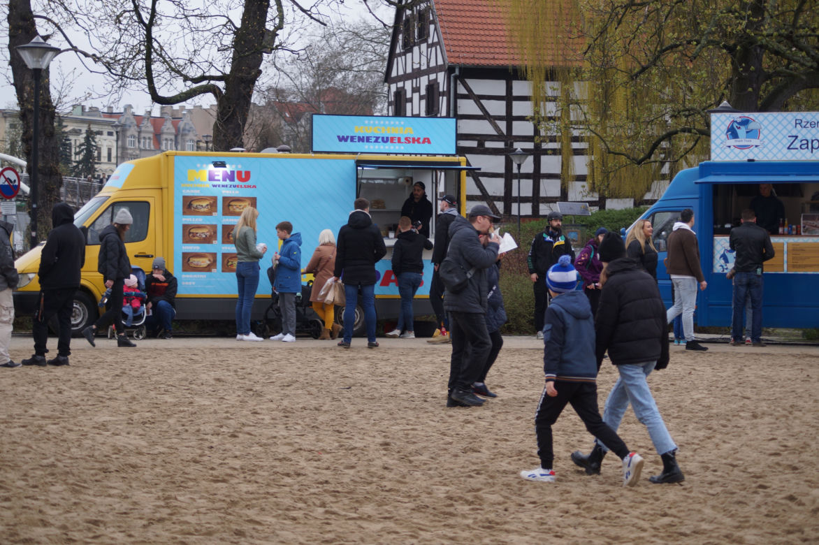 Festiwal Smaków Food Trucków 2023. Restauracje na kółkach zaparkowały na Wyspie Młyńskiej! [ZDJĘCIA]