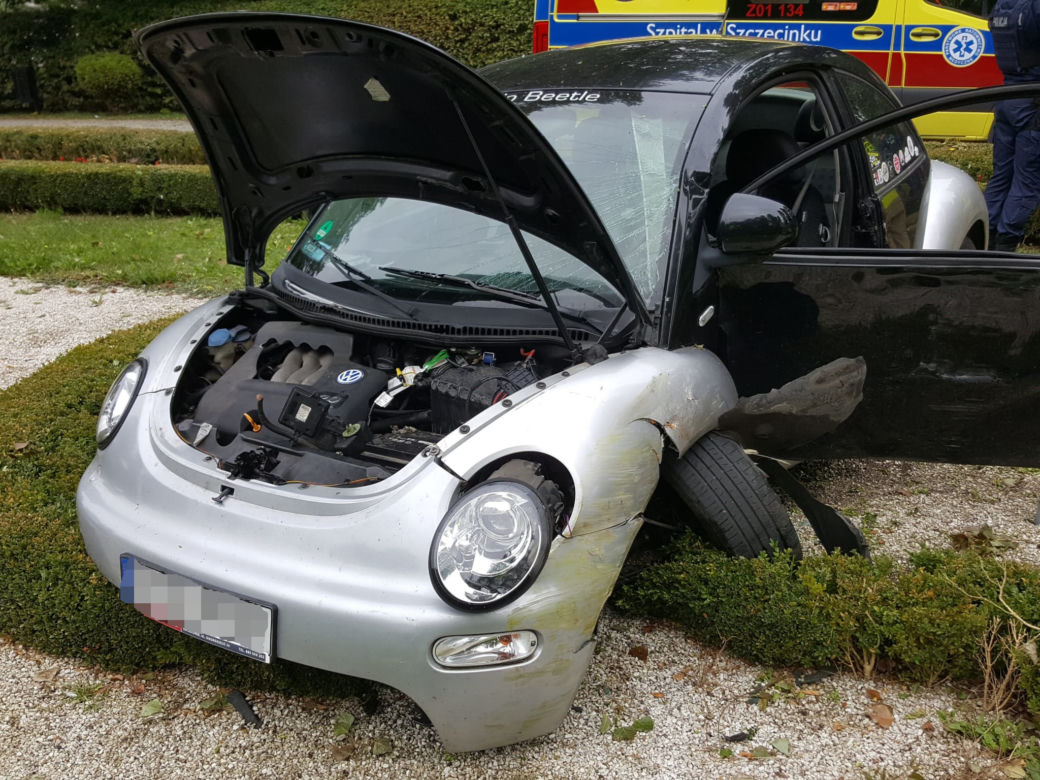 Szczecinek. Wjechał autem do parku, taranując wszystko po drodze