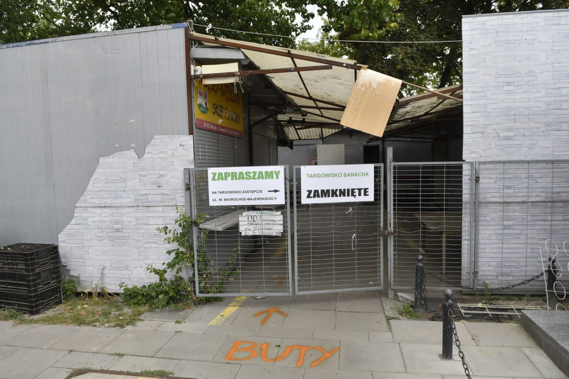 Burzą bazar na Banacha).
