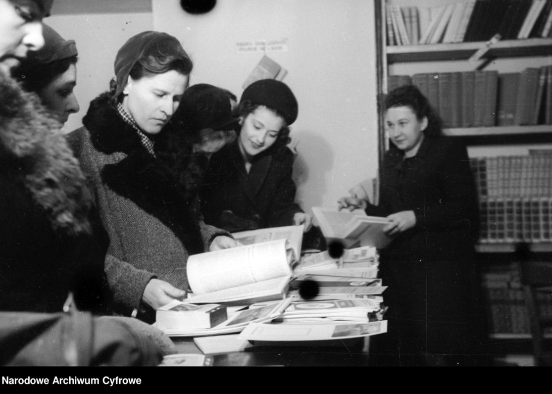 Wnętrze księgarni w roku 1950