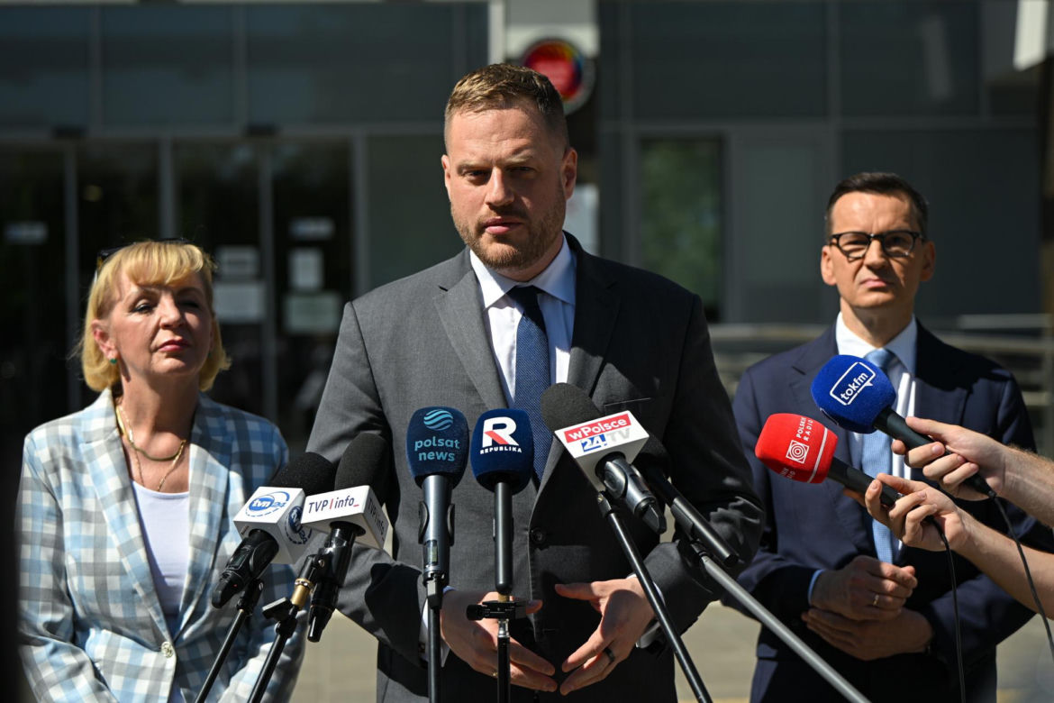 Konferencja posłów PiS przed Szpitalem Południowym z udziałem Mateusza Morawieckiego