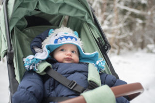 Jak ubierać niemowlę zimą, aby nie zmarzło na spacerze? Kilka ważnych zasad