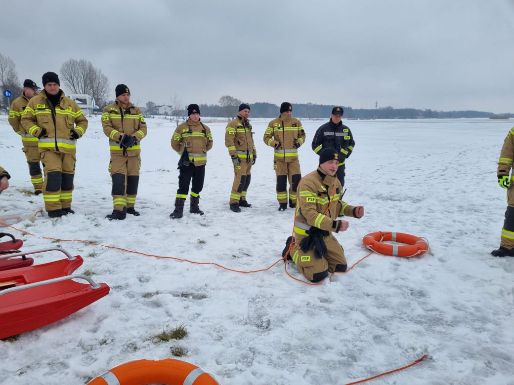 Ćwiczenia strażaków odbyły się tradycyjnie nad zalewem nad Muchawką w Siedlcach
