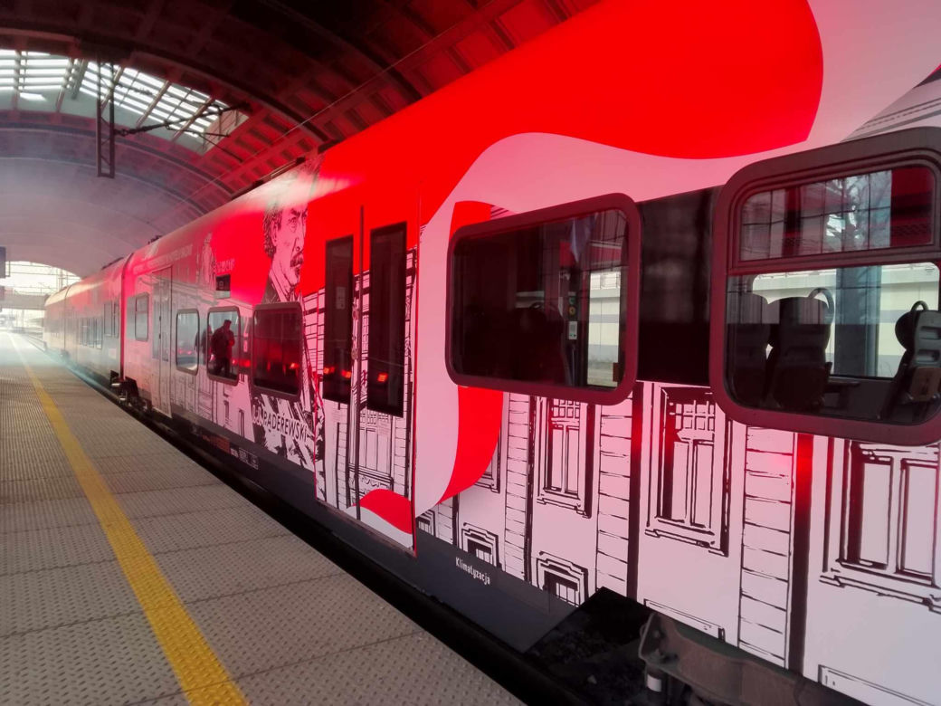Tak wygląda specjalny pociąg Kolei Wielkopolskich z okazji 105. rocznicy wybuchu Powstania Wielkopolskiego