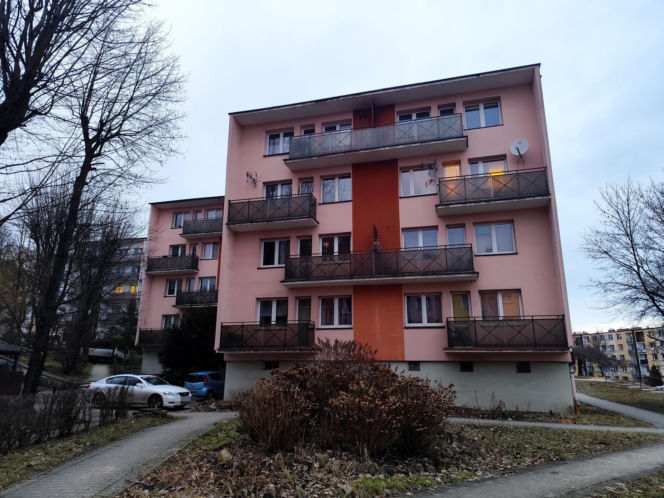 Tajemnicza śmierć całej rodziny. 95-latkowie i ich syn znalezieni martwi w łóżkach. Sąsiadów zaniepokoił jeden szczegół